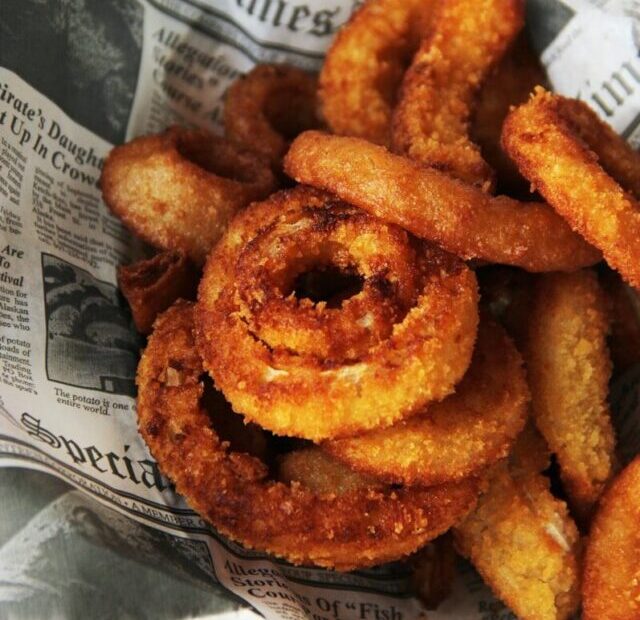 7 Popular Chain Restaurants That Actually Make Their Onion Rings Fresh In-House